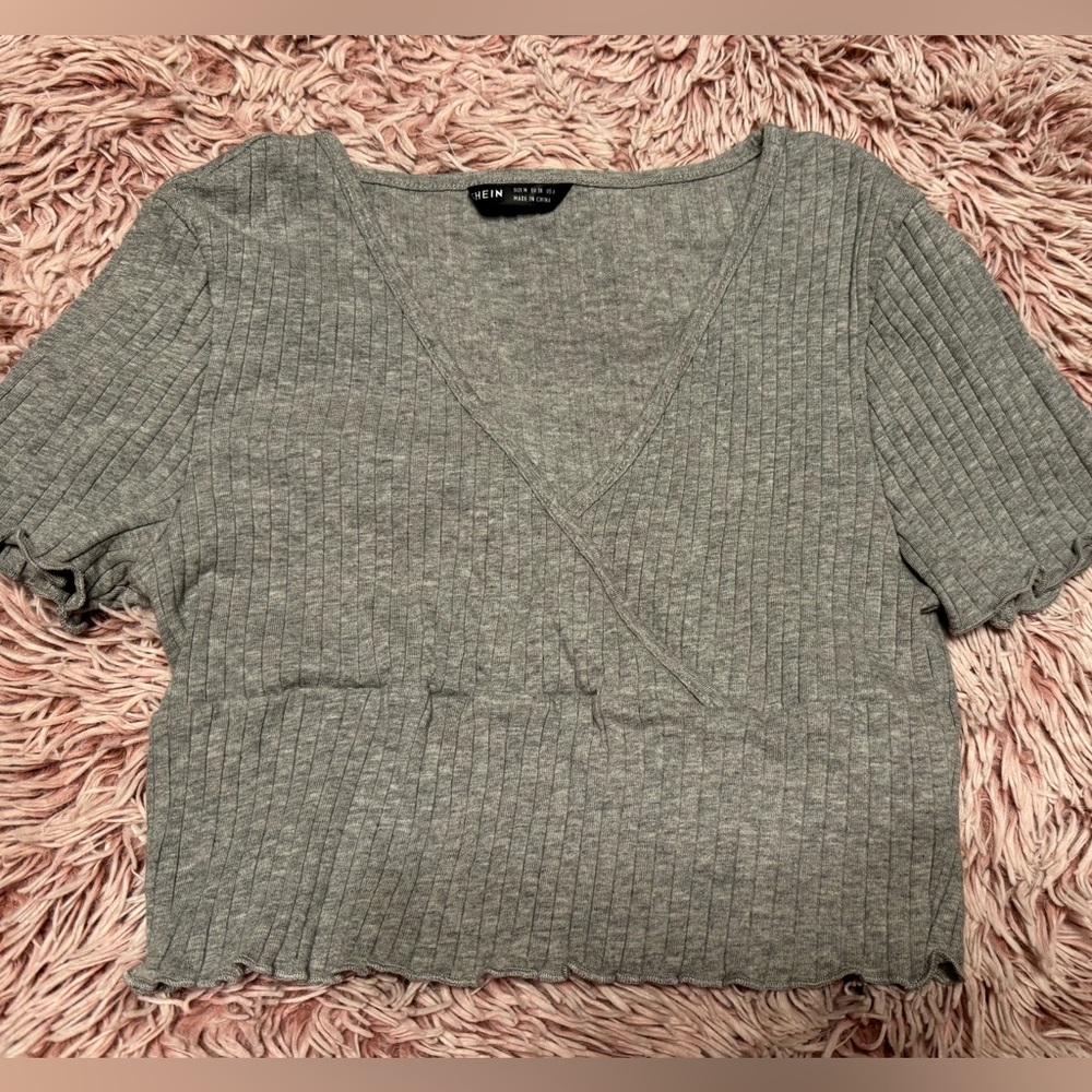 Super cute gray crop top